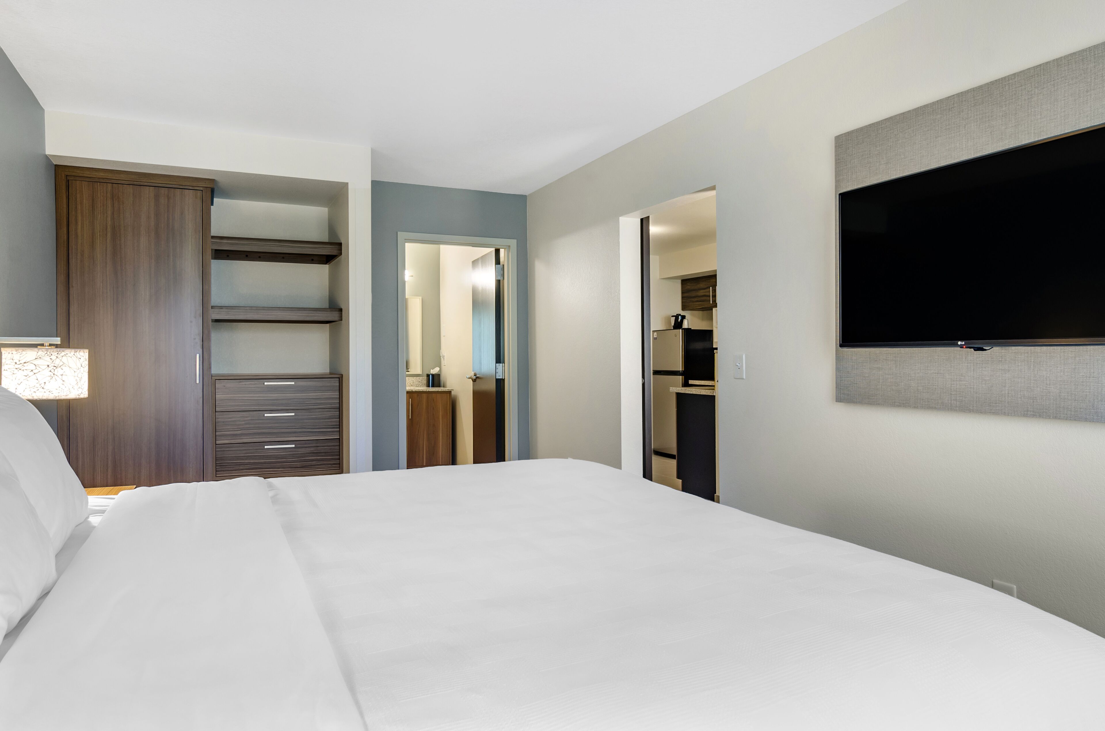 Svit Deluxe - 1 kingsize-säng med bäddsoffa - tillgänglighetsanpassat (Roll-In Shower, Efficiency) | Skrivbord, arbetsyta för laptop och mörkläggningsgardiner