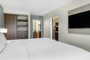 Deluxe-sviitti, 1 suuri parisänky ja vuodesohva, esteetön (Roll-In Shower, Efficiency) | Työpöytä, kannettavalle tietokoneelle sopiva työtila, pimennysverhot