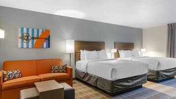 Escritorio, espacio para trabajar con laptop y cortinas blackout