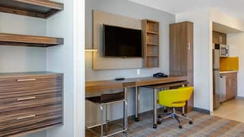 Escritorio, espacio para trabajar con laptop y cortinas blackout