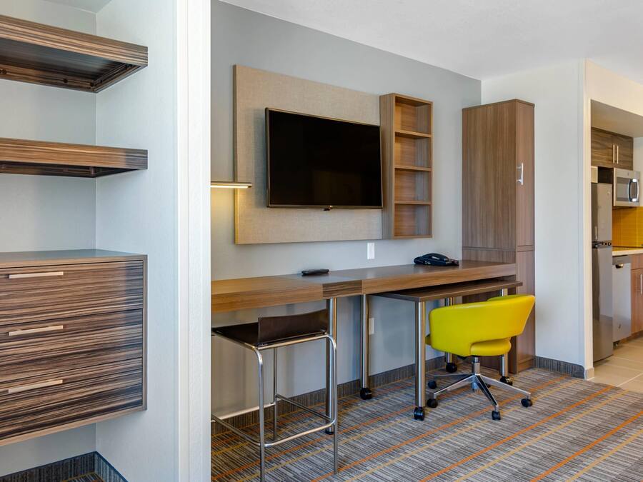 Escritorio, espacio para trabajar con laptop y cortinas blackout