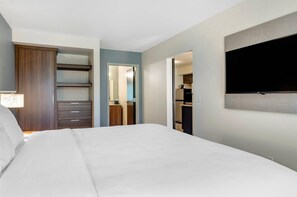 Suite Deluxe, 1 très grand lit et 1 canapé-lit, non-fumeur (Roll-In Shower, Efficiency) | Bureau, espace de travail pour ordinateurs portables