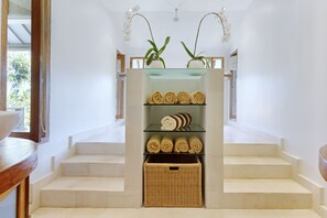 Villa Luxe, 5 chambres | Salle de bain | Douche, serviettes fournies, savon, shampoing