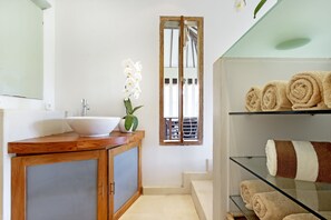 Villa Luxe, 5 chambres | Salle de bain | Douche, serviettes fournies, savon, shampoing