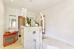 Vila superluxo, 5 quartos | Banheiro | Chuveiro, toalhas de banho, sabonete, shampoo