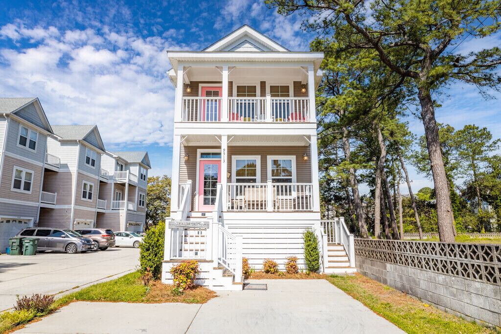 Vacation Beach House! Comfy beds, Wi-Fi, Cable, Fire Pit, Grill, and Balcony! 