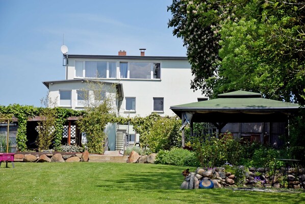 Unclassified image, 1 of 25, button