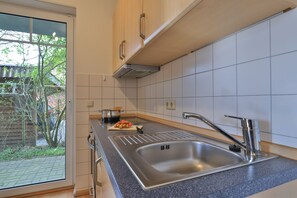 Køleskab, ovn, opvaskemaskine, kaffe-/temaskine