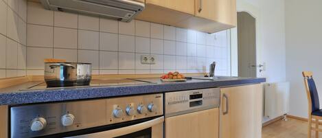 Jääkaappi, uuni, astianpesukone, kahvin-/teenkeitin