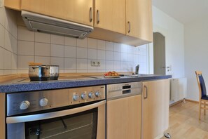 Køleskab, ovn, opvaskemaskine, kaffe-/temaskine