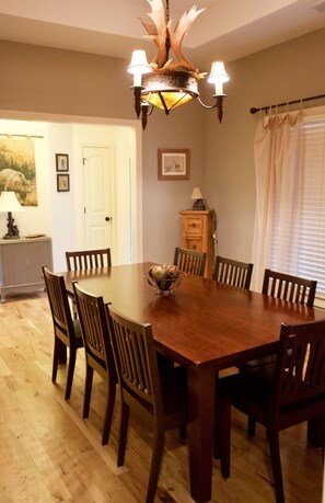 Dining - Explore, Relax: Mountain House, Yahoola Creek, Cherokee Forest (Dahlonega)