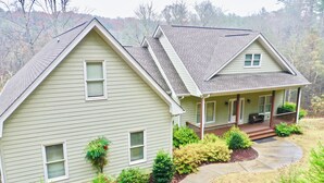 A two-story house with a covered porch and a driveway. - Explore, Relax: Mountain House, Yahoola Creek, Cherokee Forest (Dahlonega)