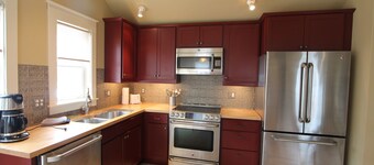 The Alley House, LOCATION! 1/2 block to Elk Ave