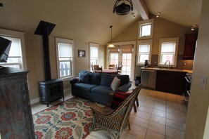 Televisión, chimenea y oficina 