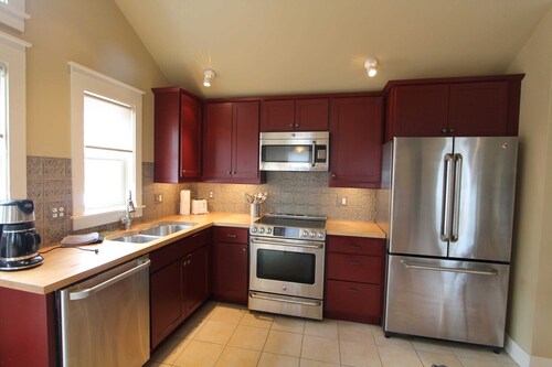The Alley House, LOCATION! 1/2 block to Elk Ave