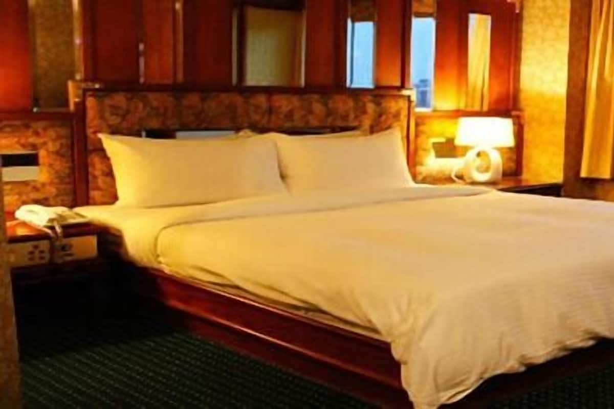 Desk, blackout curtains, free WiFi, bed sheets