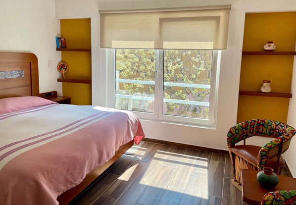 Tweepersoonskamer, 1 kingsize bed, uitzicht op tuin | 1 slaapkamer, individueel gedecoreerd, individueel gemeubileerd