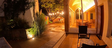 Chambre Double, 1 trĂšs grand lit, terrasse, vue jardin