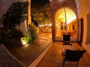Tweepersoonskamer, 1 kingsize bed, terras, uitzicht op tuin | 1 slaapkamer, individueel gedecoreerd, individueel gemeubileerd