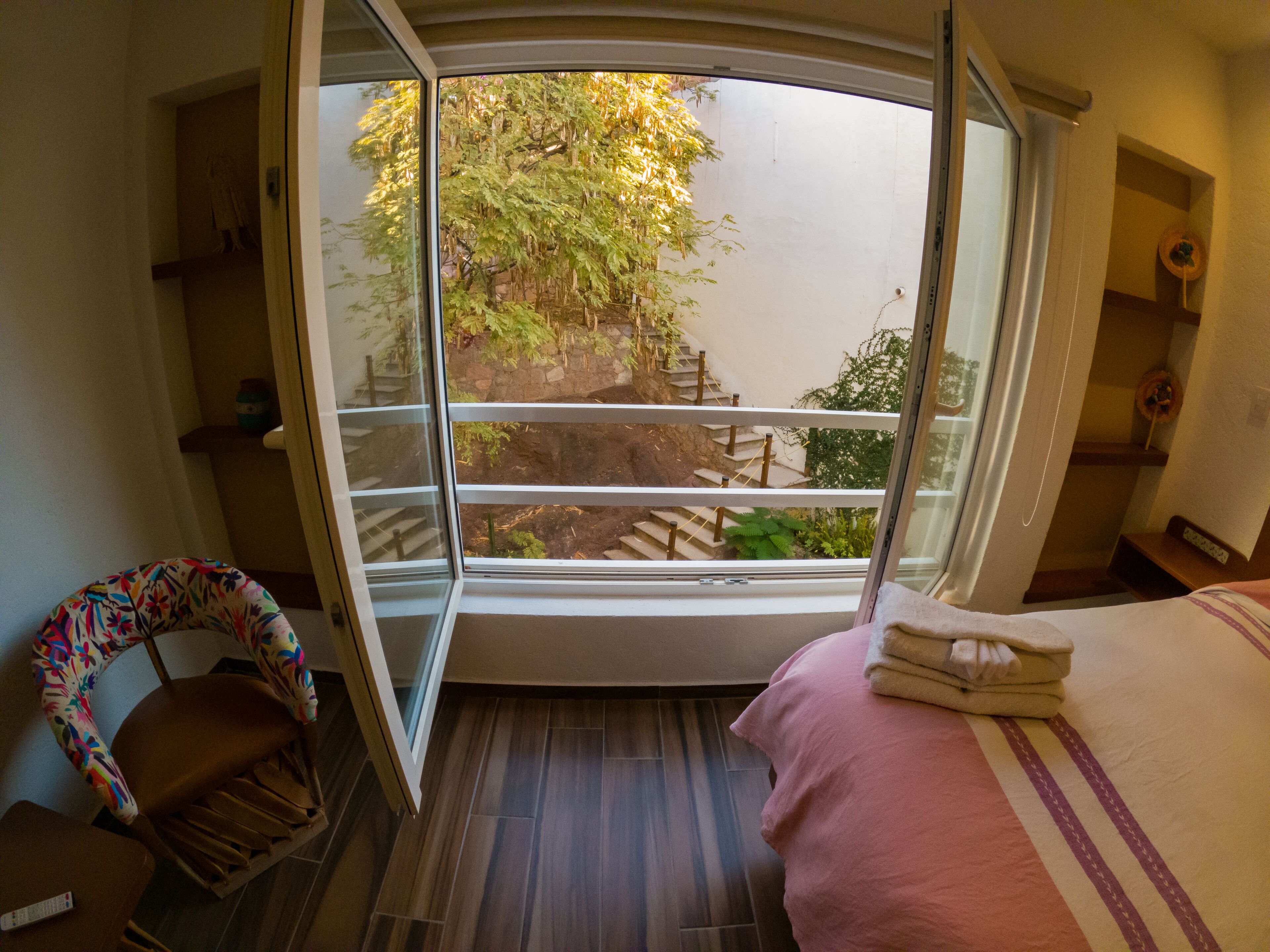 Habitación doble, 1 cama King size, vista al jardín | Decoración personalizada, muebles diferentes y escritorio 