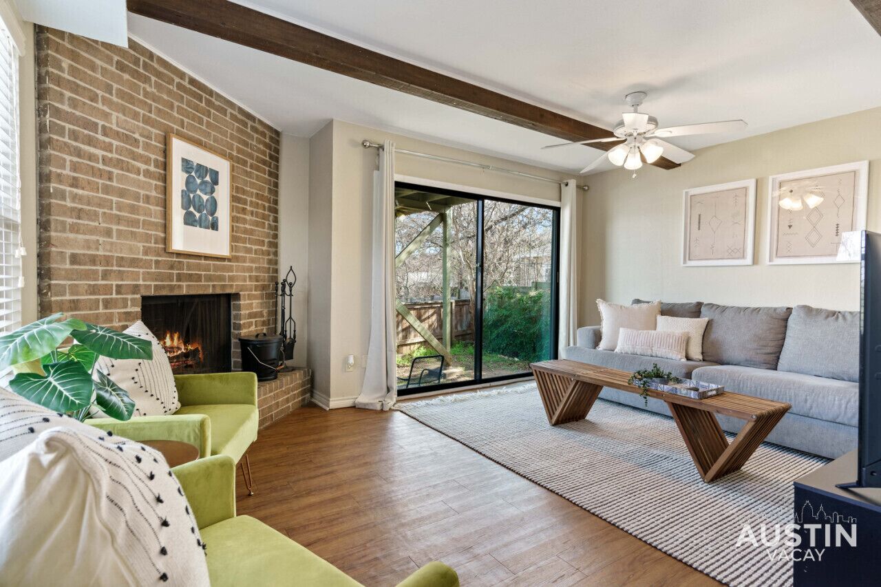 Smart TV, fireplace, Netflix, Hulu