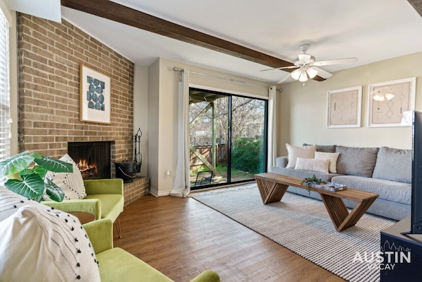 Älytelevisio, takka, Netflix, Hulu