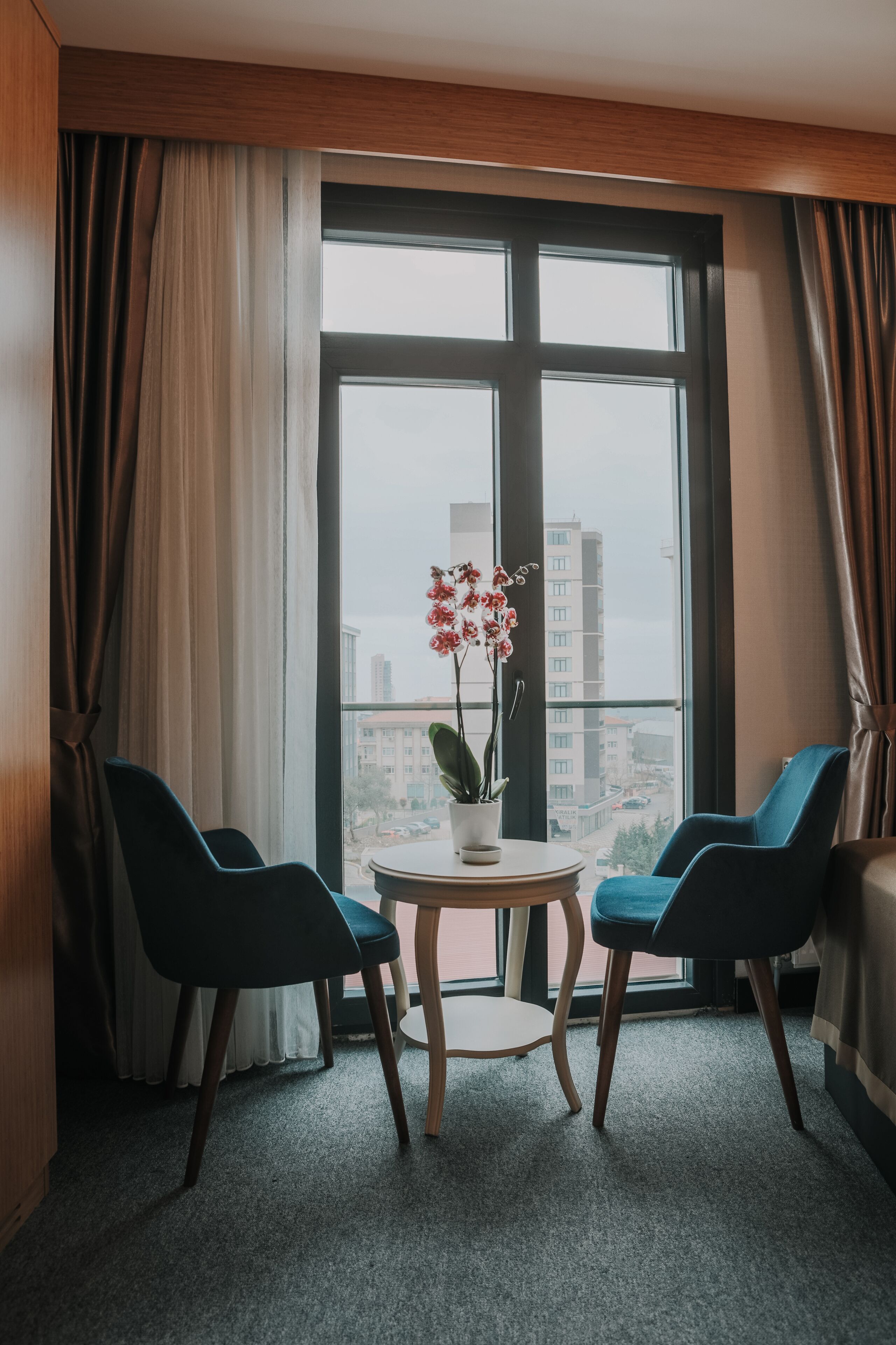 business twin room, 2 single beds, city view | in-room dining