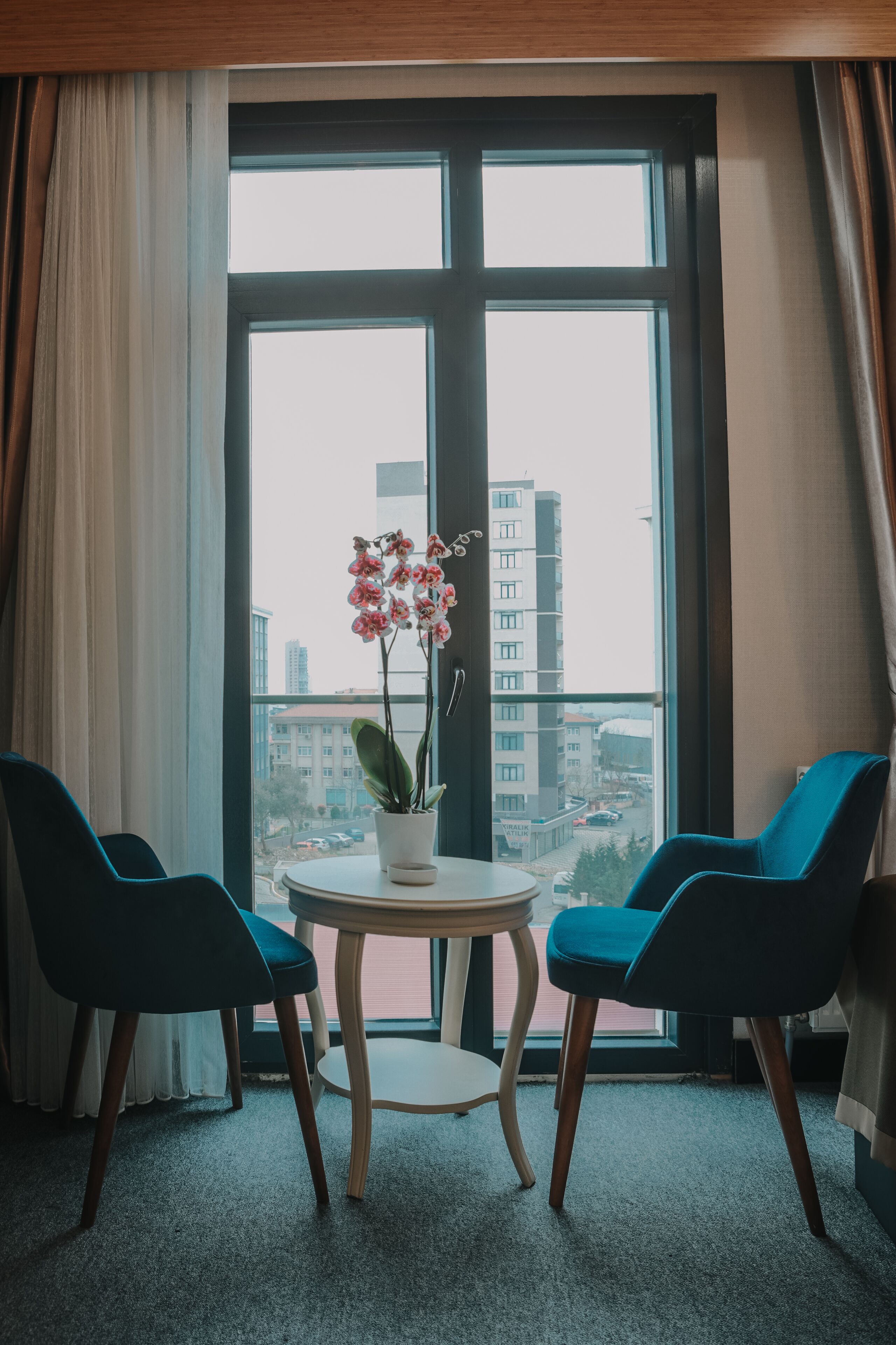 business twin room, 2 single beds, city view | in-room dining