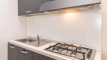 Køleskab, mikrobølgeovn, højstol, køkkentøj/tallerkener/redskaber