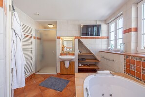 Dusche, Haartrockner, Handtücher