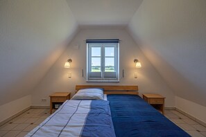 4 Schlafzimmer, Zimmersafe, Schreibtisch, Bügeleisen/Bügelbrett