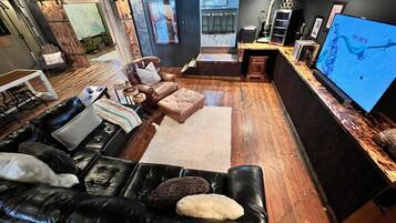 Téléviseur connecté, jeux vidéo, table de ping-pong, livres