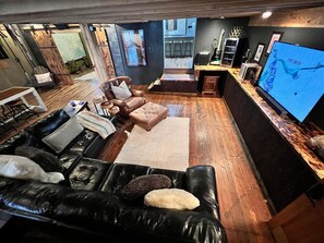 TV connectée, jeux vidéo, table de tennis de table, livres