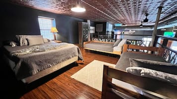 5 habitaciones, escritorio y tabla de planchar con plancha
