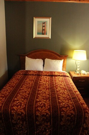 Soundproofing, iron/ironing board, free WiFi - Budget Inn Yreka (Yreka)