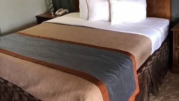 Chambre, 1 grand lit | Chambres insonorisées, fer et planche à repasser, Wi-Fi gratuit