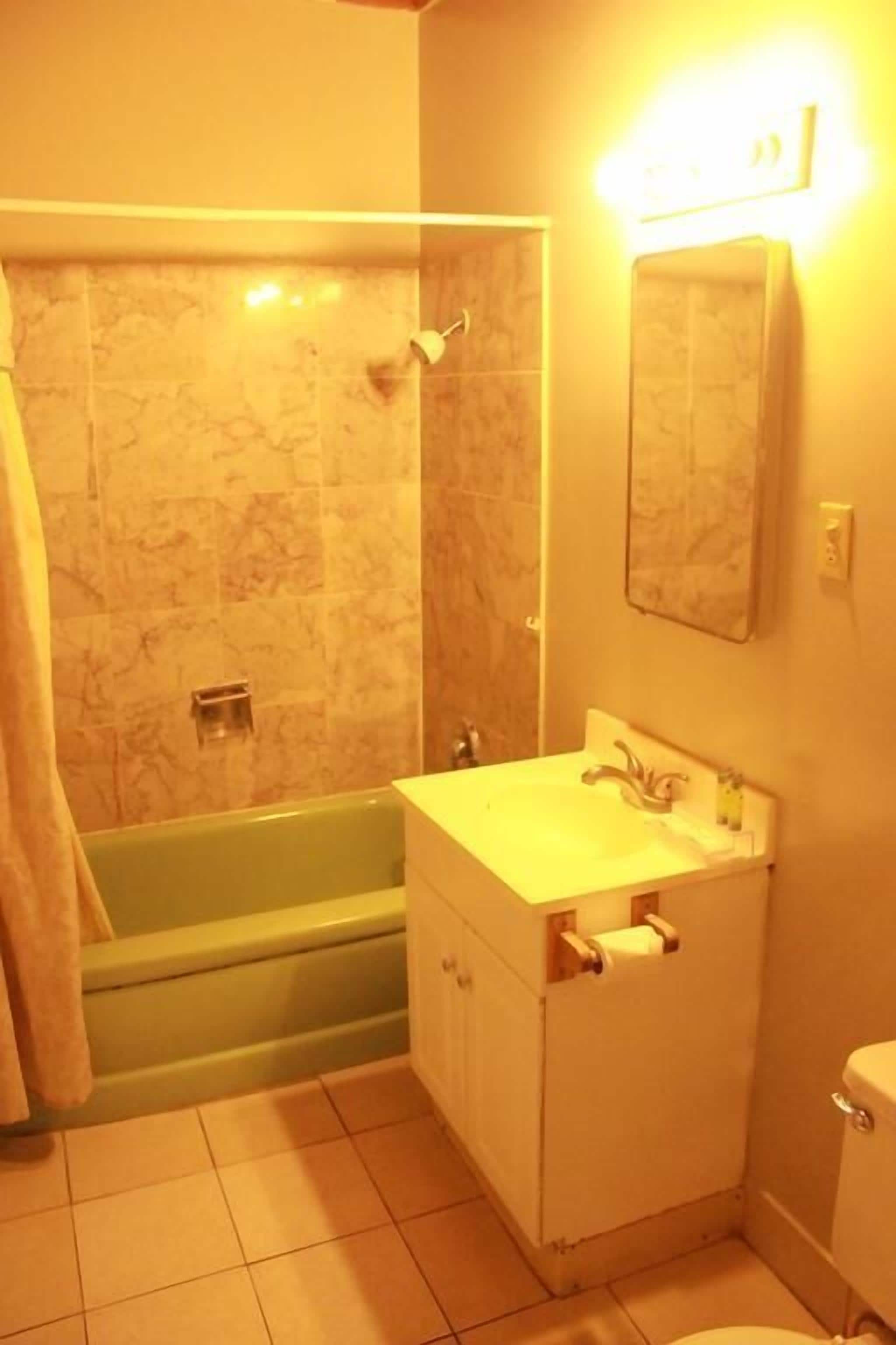 Chambre, 1 grand lit | Salle de bain | Ensemble douche/baignoire, serviettes fournies