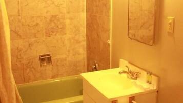 Chambre, 1 grand lit | Salle de bain | Ensemble douche/baignoire, serviettes fournies