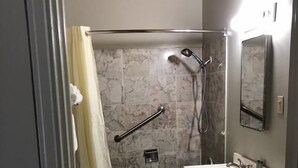 A bathroom with a shower, a sink, and a toilet. - Budget Inn Yreka (Yreka)