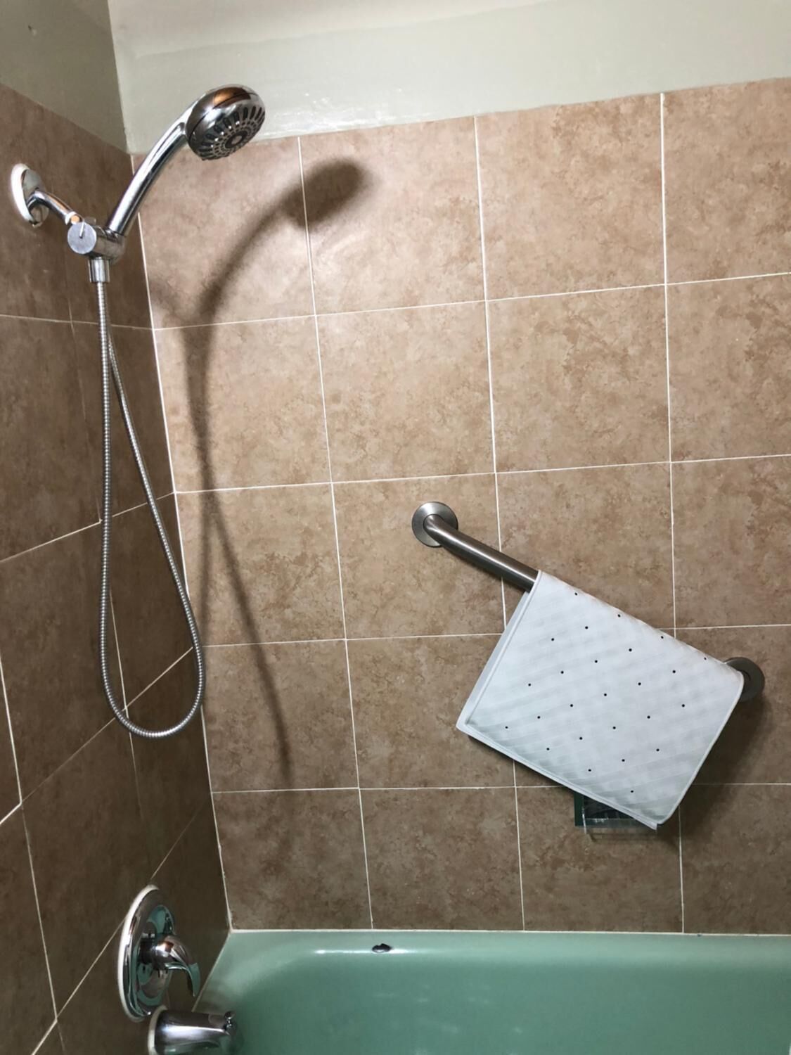 Combined shower/tub, towels