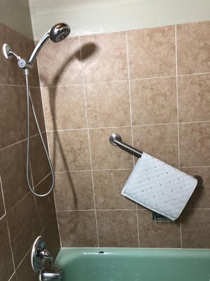 Combined shower/tub, towels