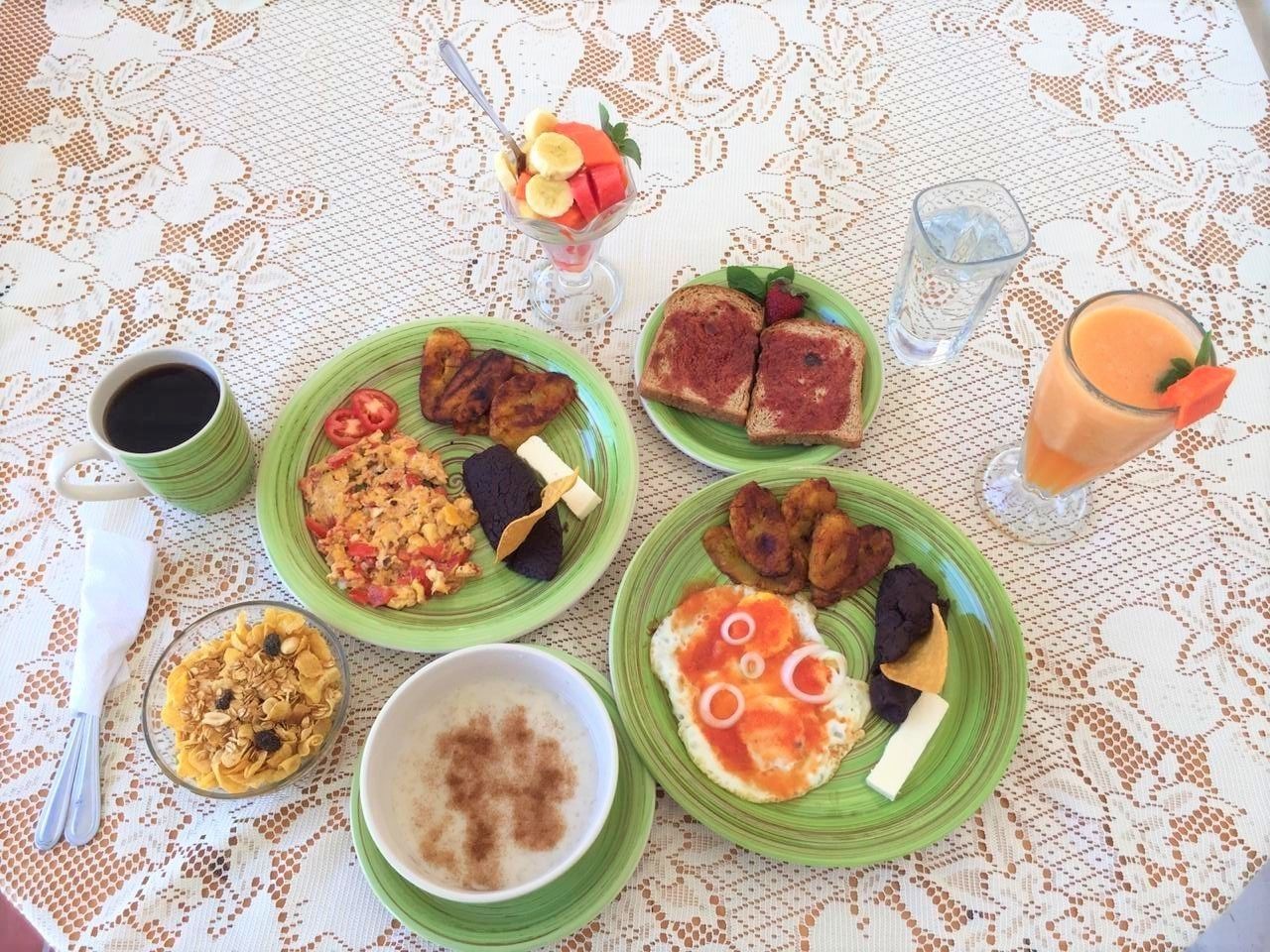 朝食 (郷土料理)、毎日提供 (1 名様 3 USD)