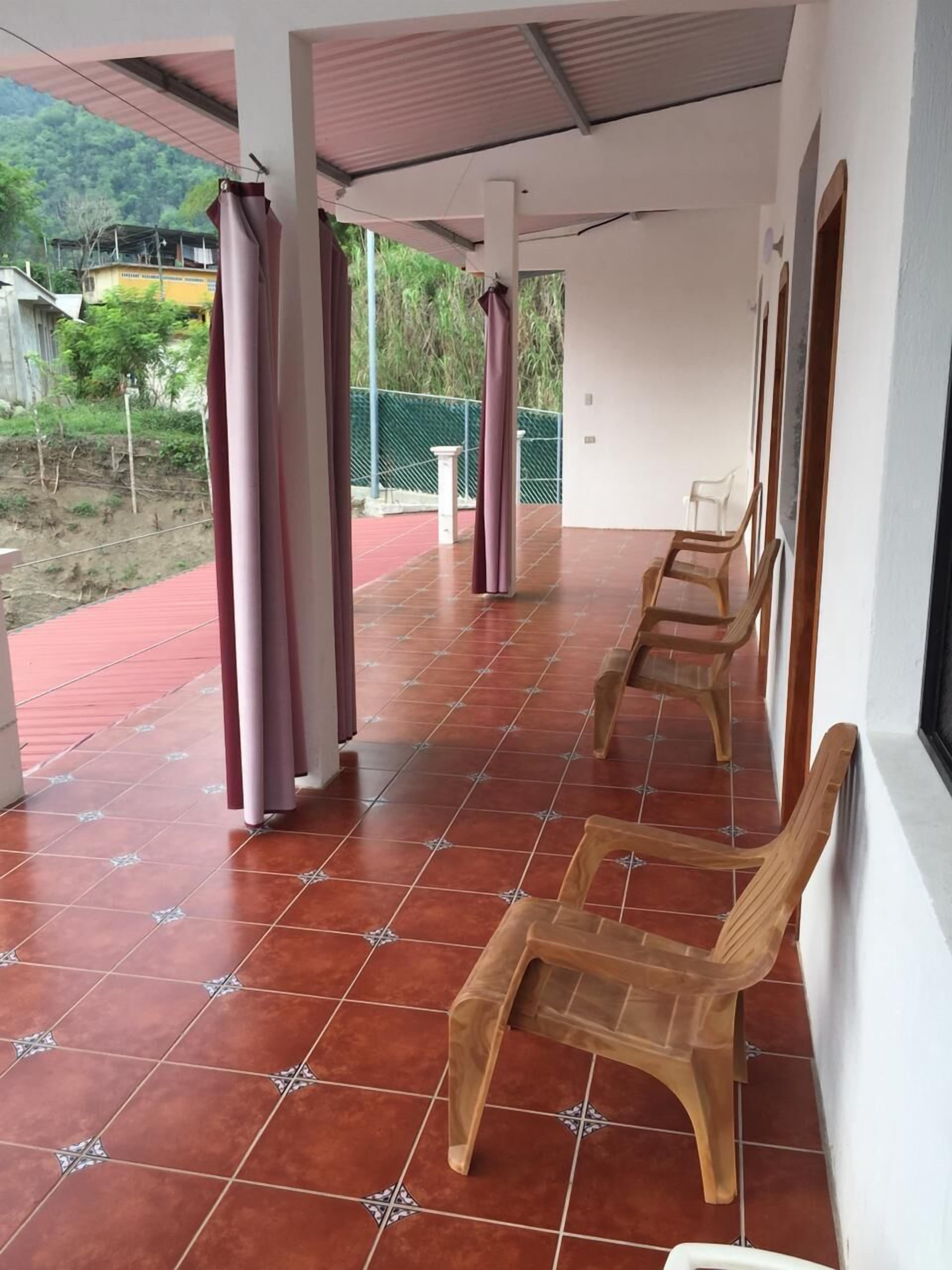 Quarto casal básico, vista para o vale | Área de estar | TV de plasma 24 polegadas com canais a cabo, TV