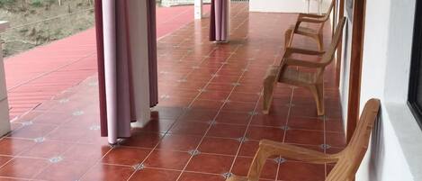 Quarto casal básico, vista para o vale | Área de estar | TV de plasma 24 polegadas com canais a cabo, TV