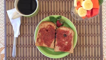 Desayuno con opciones de la cocina local diario (USD 3 por persona)