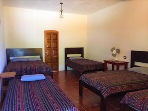 Habitación cuádruple familiar, varias camas | Ropa de cama