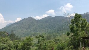 A mountainous landscape with a clear sky. - Lauris Hotel (San Agustin Lanquin)