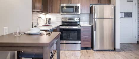 1 bedroom, pillowtop beds, desk, laptop workspace