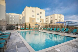 Outdoor pool, open 6:00 AM to 9:00 PM, pool umbrellas, pool loungers - Residence Inn by Marriott San Jose North/Silicon Valley (San Jose)