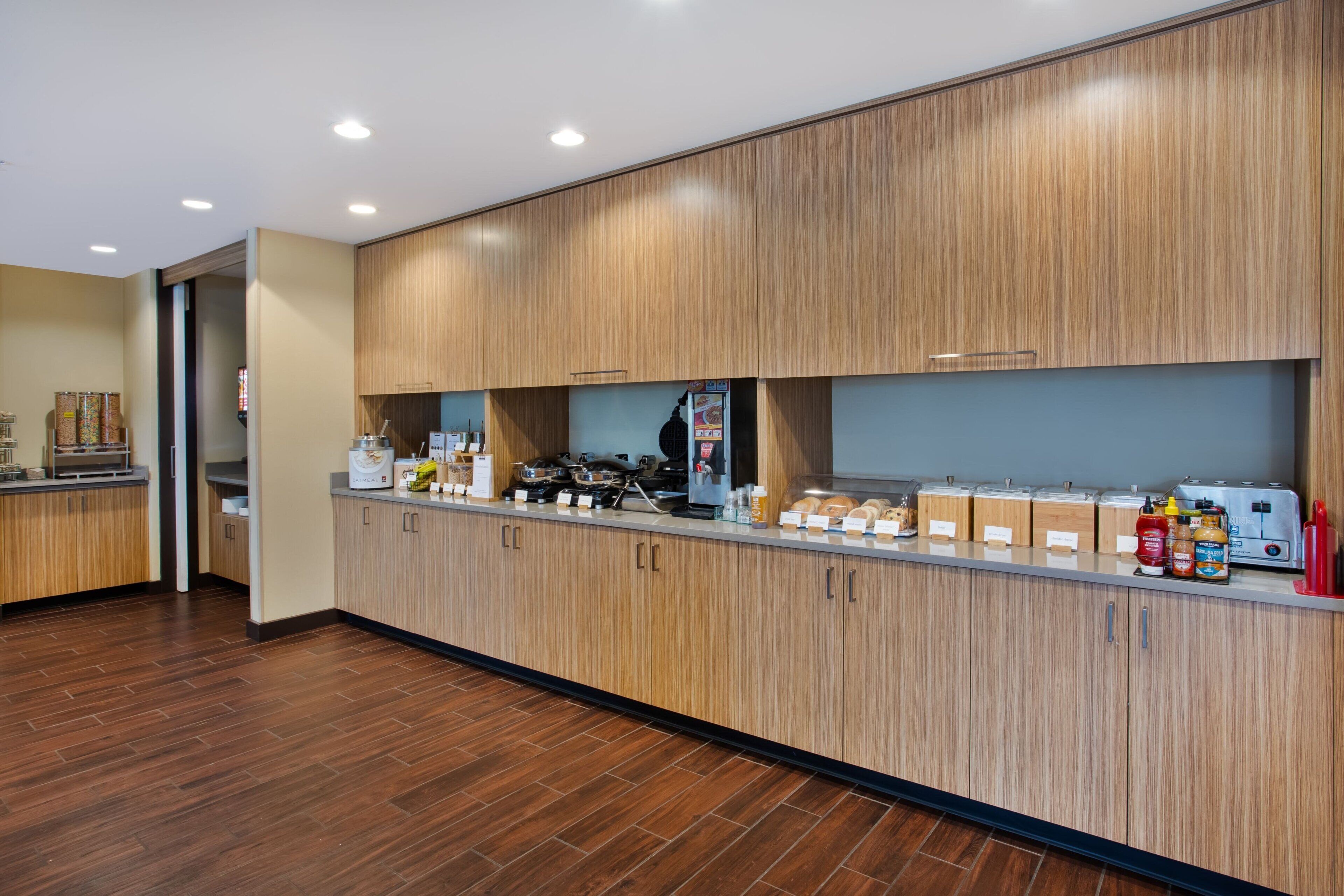 Buffet déjeuner gratuit tous les jours